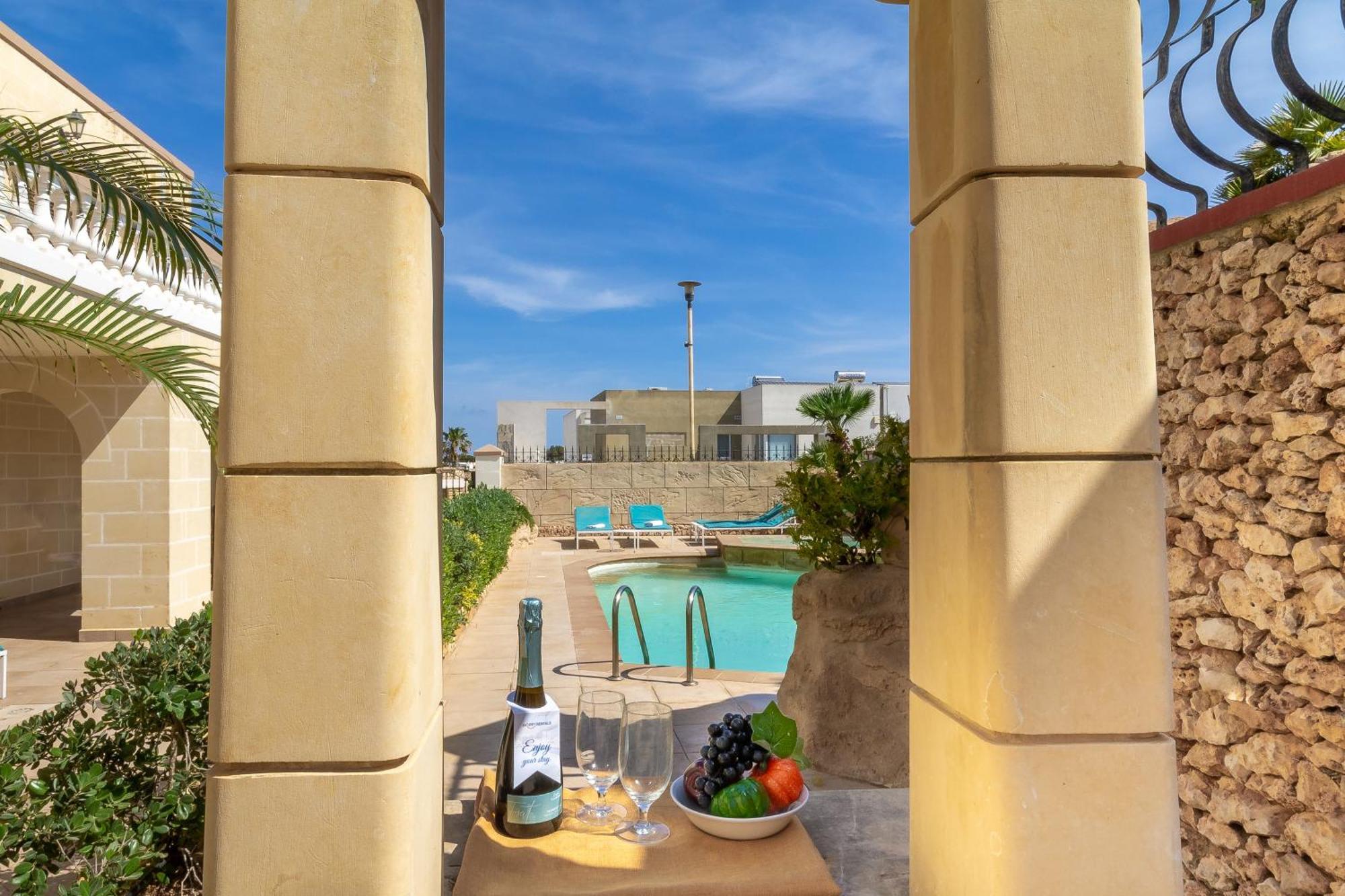 Villa & Pool Apartments In Mellieha Bay Екстериор снимка
