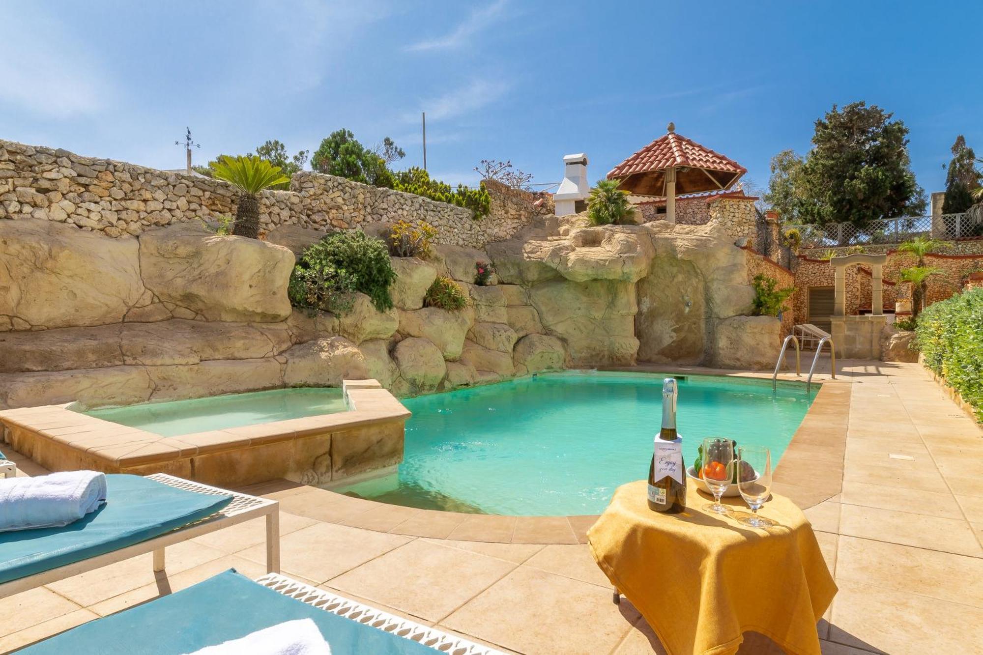 Villa & Pool Apartments In Mellieha Bay Екстериор снимка